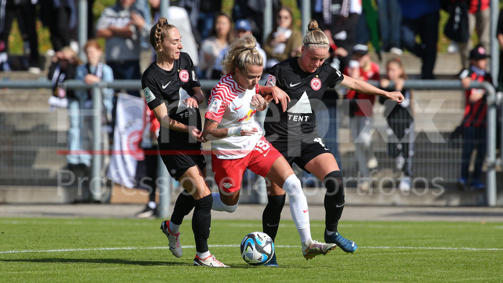 Fussball, Google Pixel Frauen-Bundesliga, Eintracht Frankfurt - RB Leipzig | v.li.: Sophia Kleinherne (Eintracht Frankfurt, 4), Jenny Hipp (RB Leipzig, 19) und Pia-Sophie Wolter (Eintracht Frankfurt, 17) im Zweikampf, Duell, Dynamik, Aktion, Action, Spielszene, DIE DFB-RICHTLINIEN UNTERSAGEN JEGLICHE NUTZUNG VON FOTOS ALS SEQUENZBILDER UND/ODER VIDEOÄHNLICHE FOTOSTRECKEN. DFB REGULATIONS PROHIBIT ANY USE OF PHOTOGRAPHS AS IMAGE SEQUENCES AND/OR QUASI-VIDEO.