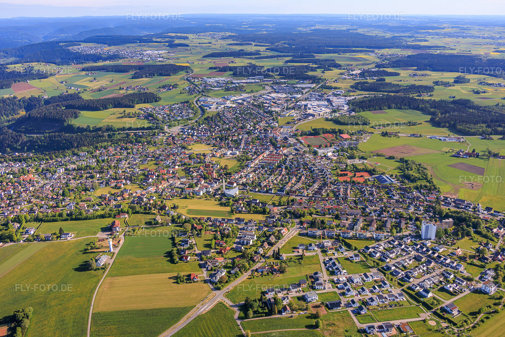 Luftbild: Stadtansicht aus Süden im Ortsteil Sulgen in Schramberg im Bundesland Baden-Württemberg in Deutschland.Foto: IMG_156361.jpg vom 17.05.2026 durch Werner Riehm/FLY-FOTO.deAuflösung des Originals: 5800 x 3866 px