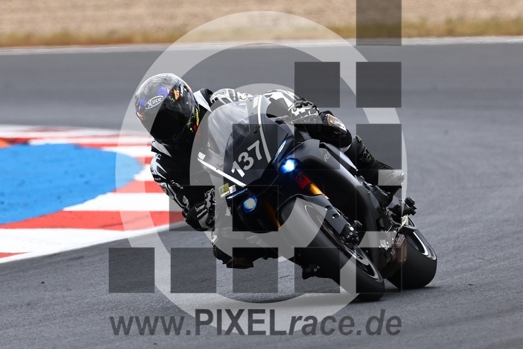 0137-20240724_01269 | Schöne Erinnerungen an spannende Momente - das festzuhalten ist unser Job. PIXELrace.de ist seit 2003 auf den Rennstrecken Europas unterwegs um die Action draußen beim Fahren und die wunderbare Stimmung imm Fahrerlager für euch einzufangen.