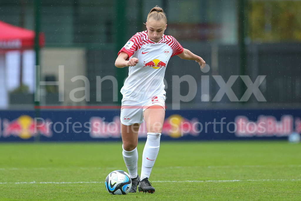 Fussball, Google Pixel Frauen-Bundesliga, RB Leipzig - SV Werder Bremen | v.li.: Frederike Kempe (RB Leipzig, 2) am Ball, Freisteller, Einzelbild, Ganzkörper, Aktion, Action, Spielszene, DIE DFB-RICHTLINIEN UNTERSAGEN JEGLICHE NUTZUNG VON FOTOS ALS SEQUENZBILDER UND/ODER VIDEOÄHNLICHE FOTOSTRECKEN. DFB REGULATIONS PROHIBIT ANY USE OF PHOTOGRAPHS AS IMAGE SEQUENCES AND/OR QUASI-VIDEO.
