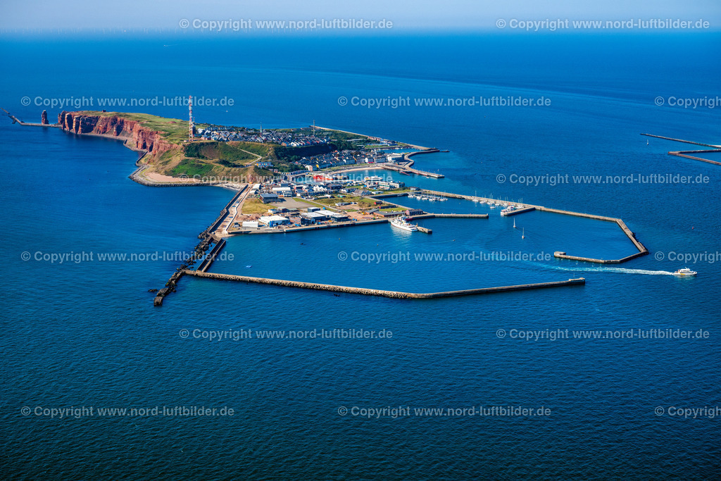Helgoland_Adler_Cat_ELS_8113280824 | HELGOLAND 28.08.2024 Die Insel Helgoland in der Nordsee mit dem Hafengelände,mit dem Katamaran Adler Cat auf dem Weg nach Sylt, auf Helgoland im Bundesland Schleswig-Holstein. Weiterführende Informationen bei: Helgoland Tourismus-Service. // The island of Heligoland in the North Sea with the harbor area, with the catamaran Adler Cat on the way to Sylt, on Heligoland in the federal state of Schleswig-Holstein. Further information at: Helgoland Tourismus-Service. Foto: Martin Elsen