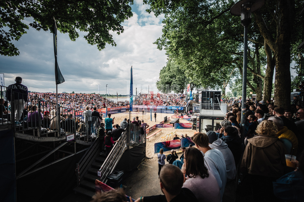 Beachvolleyball | Frauen | Allianz German Beach Tour 2025 | Tourstop Düsseldorf | 18.05.2025 | Das volle Stadion am Rhein