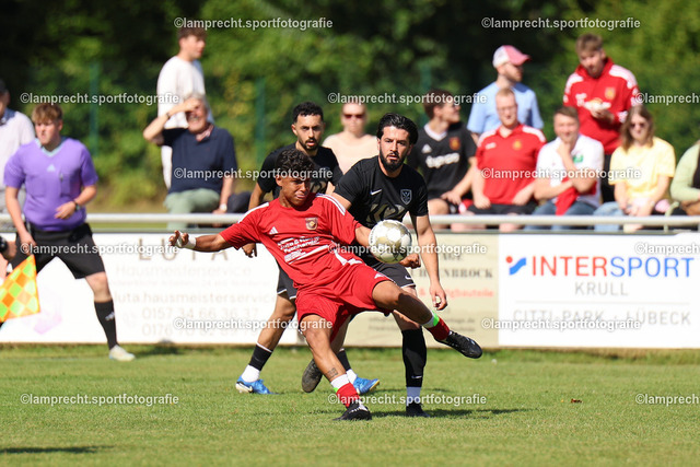 Fußball I Herren I Saison 2025-2026 I Verbandsliga Süd I 7. Spieltag I SV Schackendorf - SV Azadi Lübeck I 06.09.2025.050 | v.l. Wallace Vinicius de sa Melo Cesar (86, SV Schackendorf), Nauzad Hassan (18, SV Azadi Lübeck) - Realisiert mit Pictrs.com