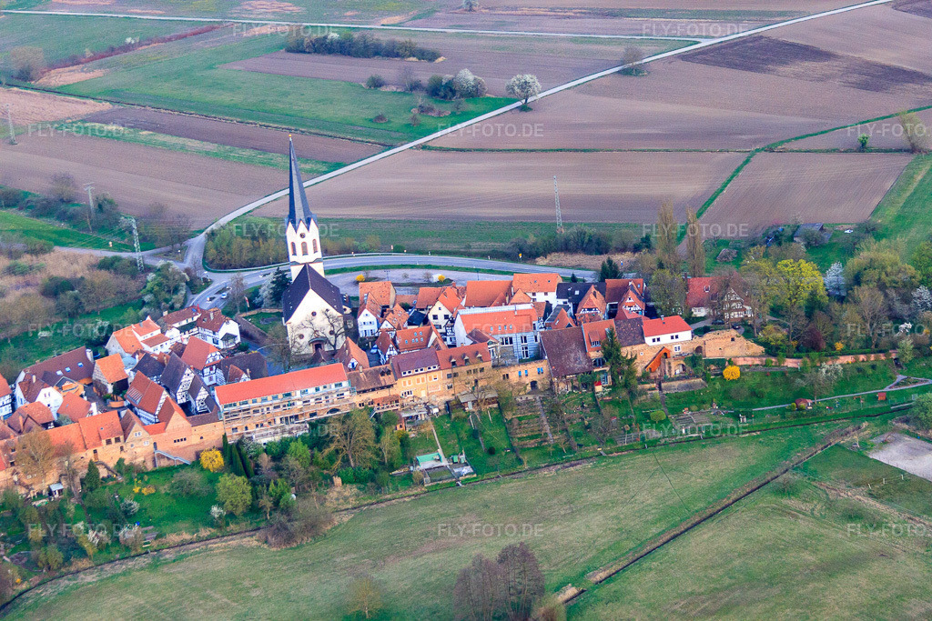 Luftbild: Kirche St. Dionysius an der Stadtmauer Hinterstädtel in Jockgrim im Bundesland Rheinland-Pfalz in Deutschland. Foto: IMG_63442.jpg vom 28.03.2014 durch Werner Riehm/FLY-FOTO.deWWW.PFARREI-RHEINZABERN.DE