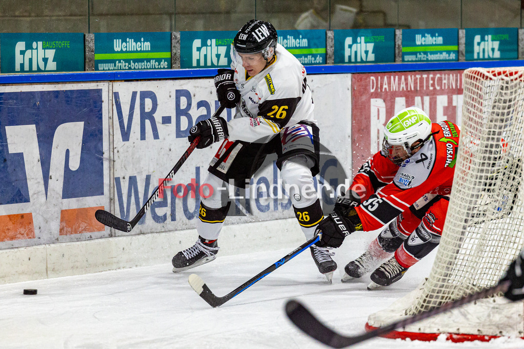 Testspiel TSV Peißenberg Miners vs EA Schongau Mammuts | Eishockey Bayernliga Vorbereitung 2023/2024, Testspiel TSV Peißenberg Miners vs EA Schongau Mammuts
Duell zwischen Jan Müller (Mammuts 26) und Moritz Birkner (Miners 95),
2023-09-22 in Peißenberg (Eisstadion)
26 Jan Müller (Mammuts 26), 95 Moritz Birkner (Miners 95)
Copyright: FotoLindner