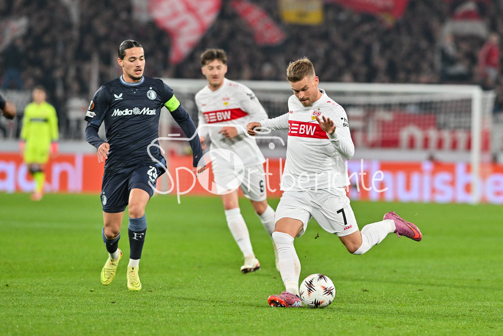 VfB Stuttgart - Feyenoord Rotterdam | STUTTGART, DEUTSCHLAND - 6. NOVEMBER: im Duell Anis Hadj MOUSSA (Feyenoord Rotterdam 23) und Maximilian MITTELSTÄDT (VfB Stuttgart 7) beim Ligaspiel zwischen dem VfB Stuttgart und Feyenoord Rotterdam am 4. Spieltag der Europa League in der MHP-Arena am 06.11.2025