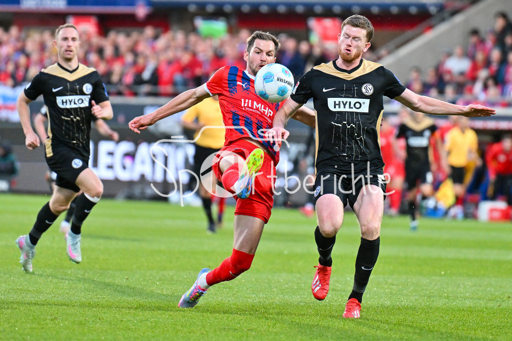 1. FC Heidenheim - SV Elversberg 07 | Im DUell Marvin PIERINGER (Heidenheim 18) und Florian Le JONCOUR (SV Elversberg 3) / Zweikampf / Relegation Bundesliga: 1. FC Heidenheim - SV Elversberg 07, Voith-Arena am 22.05.2025 / DFL REGULATIONS PROHIBIT ANY USE OF PHOTOGRAPHS AS IMAGE SEQUENCES AND/OR QUASI-VIDEO / BLD / ZDF