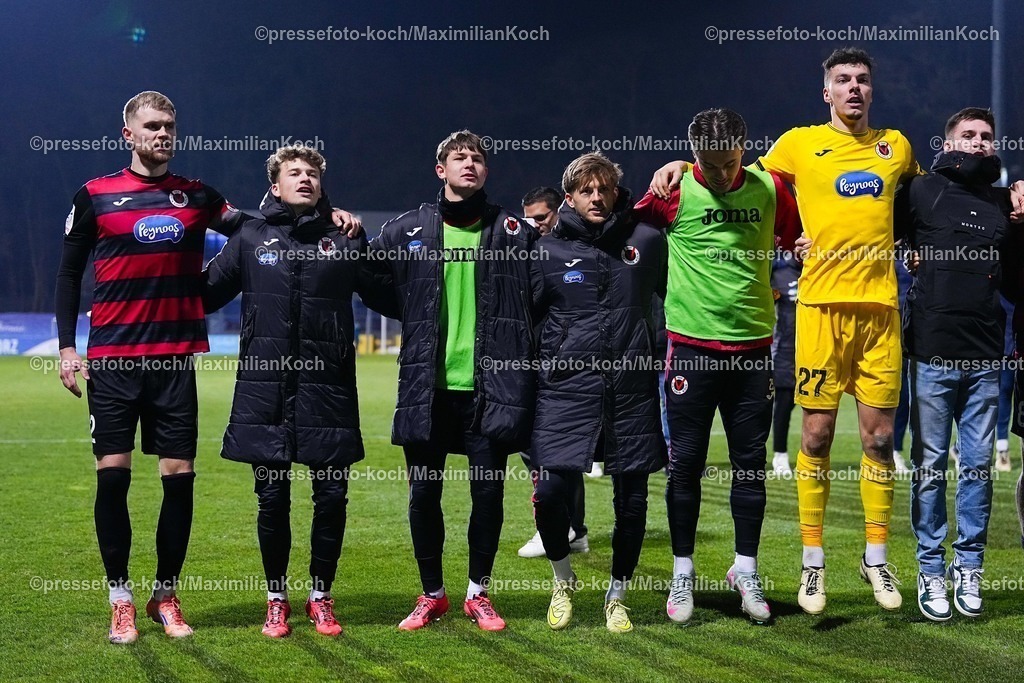 xYDRx23012601057 | 23.01.2026, xydrx, Fußball, 3.Liga, FC Viktoria Köln - 1.FC Saarbrücken, Saison 2025 2026, Sportpark Höhenberg: Lars Dietz (FC Viktoria Köln #2) Leander Nicolas Popp (FC Viktoria Köln #29) Arne Schulz (FC Viktoria Köln #27) feiern den 2:0 Sieg     DFB regulations prohibit any use of photographs as image sequences and or quasi-video. Photo: xYannisxDreimannxPressefotoKochx