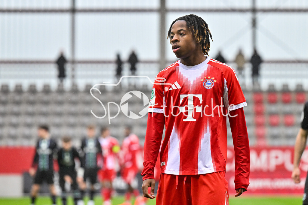 FC Bayern München - Hannover 96 | MUNICH, GERMANY - 15. FEBRUARY: im Bild Wisdom MIKE (FC Bayern München U19 11) / Einzelfoto / Freisteller während dem Spiel zwischen der U19 des FC Bayern München und der U19 von Hannover 96 am 2. Spieltag der Hauptrunde der U19-DFB-Nachwuchsliga am FC Bayern Campus