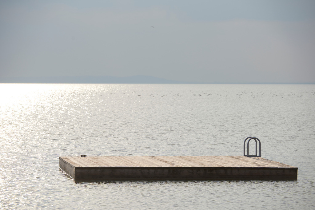 Schwimmsteg aus Holz im Neusiedlersee | Weiden am See, Austria - February 19, 2018: Schwimmsteg aus Holz im Neusiedlersee. - Realisiert mit Pictrs.com