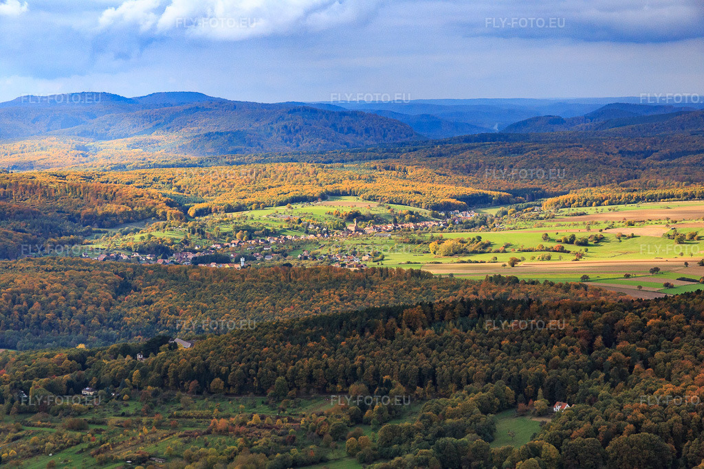 Vue aérienne: Vue de la ville depuis l'est à Langensoultzbach dans le département Bas Rhin, France – .Photo: IMG_084602.jpg prise le 23/10/2015 par Werner Riehm/FLY-FOTO.eu – Résolution de l'original: 5472 x 3648 px