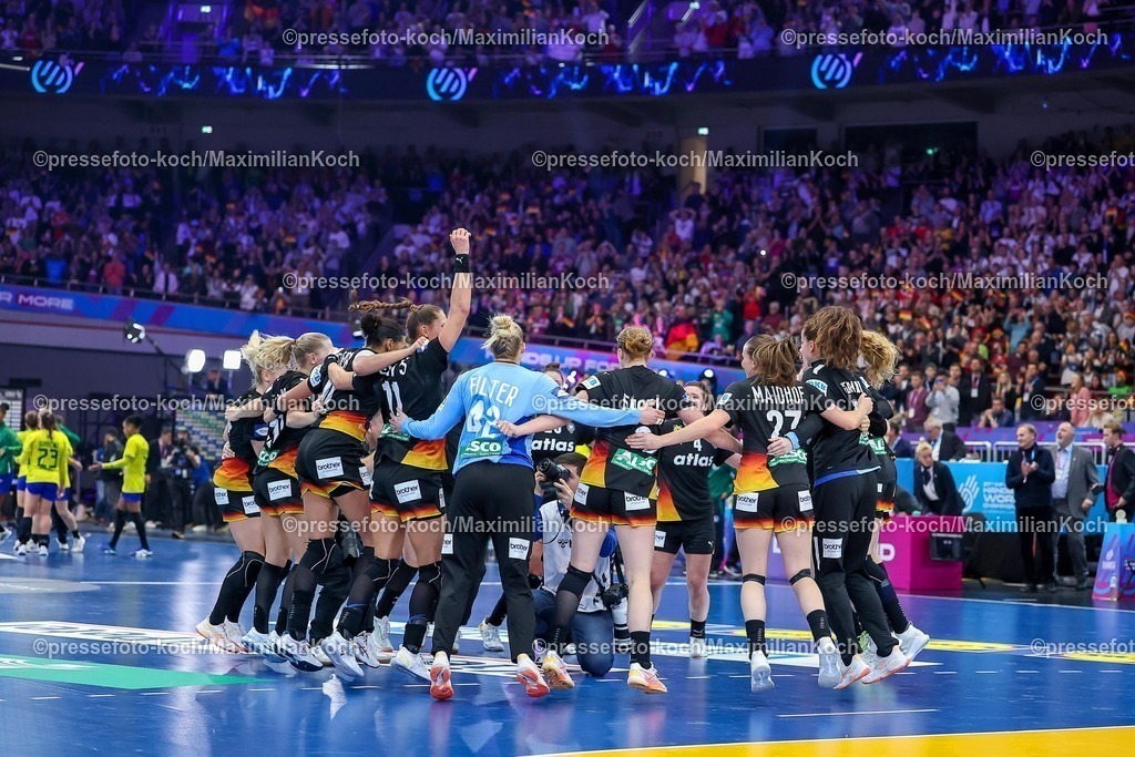 IHF09122501070 | 09.12.2025, Handball WM Frauen, Viertelfinale, Deutschland - Brasilien, 27th IHF Women's Handball World Championship, Westfalenhalle Dortmund: Die Deutsche Nationalmannschaft steht im Halbfinale nach dem Sieg gegen Brasilien. Die Mannschaft Arm in Arm  jubelnd auf dem Spielfeld 
