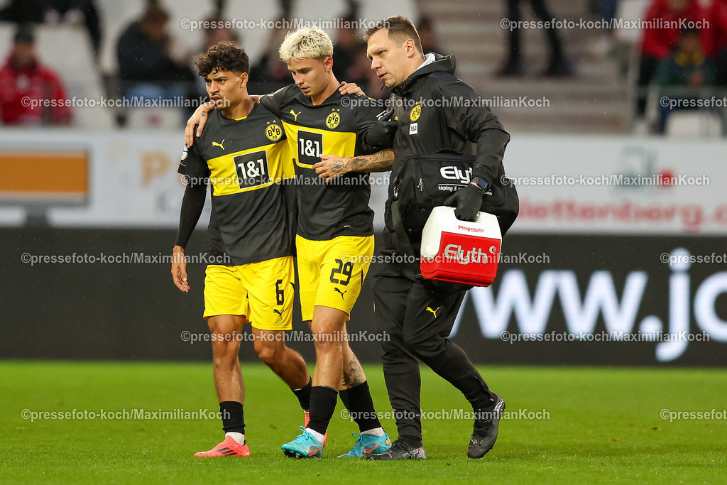 RWE3Liga25092401010 | 25.09.2024, Essen, Fußball,  Rot-Weiss Essen – Borussia Dortmund II (U23), bwin 3. Liga Herren, Stadion an der Hafenstraße, 7. Spieltag Saison 2024 2025: Sorge um den verletzten Niklas Jessen (BVB II #29) - muss verletzt von Ayman Azhil (BVB II #6) (l.) vom Platz begleitet werden. DFB regulations prohibit any use of photographs as image sequences and or quasi-video.