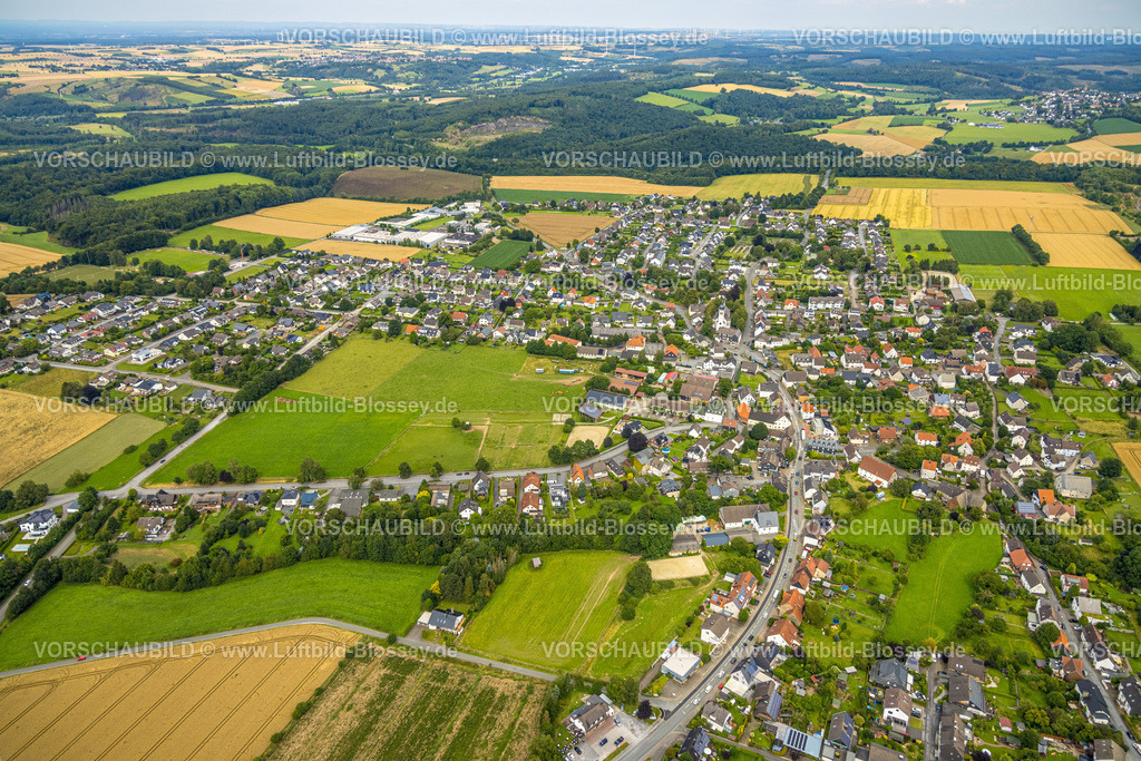 Warstein240713365 | Luftbild, Wohngebiet Ortsansicht Suttrop an der Kreisstraße und landwirtschaftliche Felder, Fernsicht, Suttrop, Warstein, Sauerland, Nordrhein-Westfalen, Deutschland