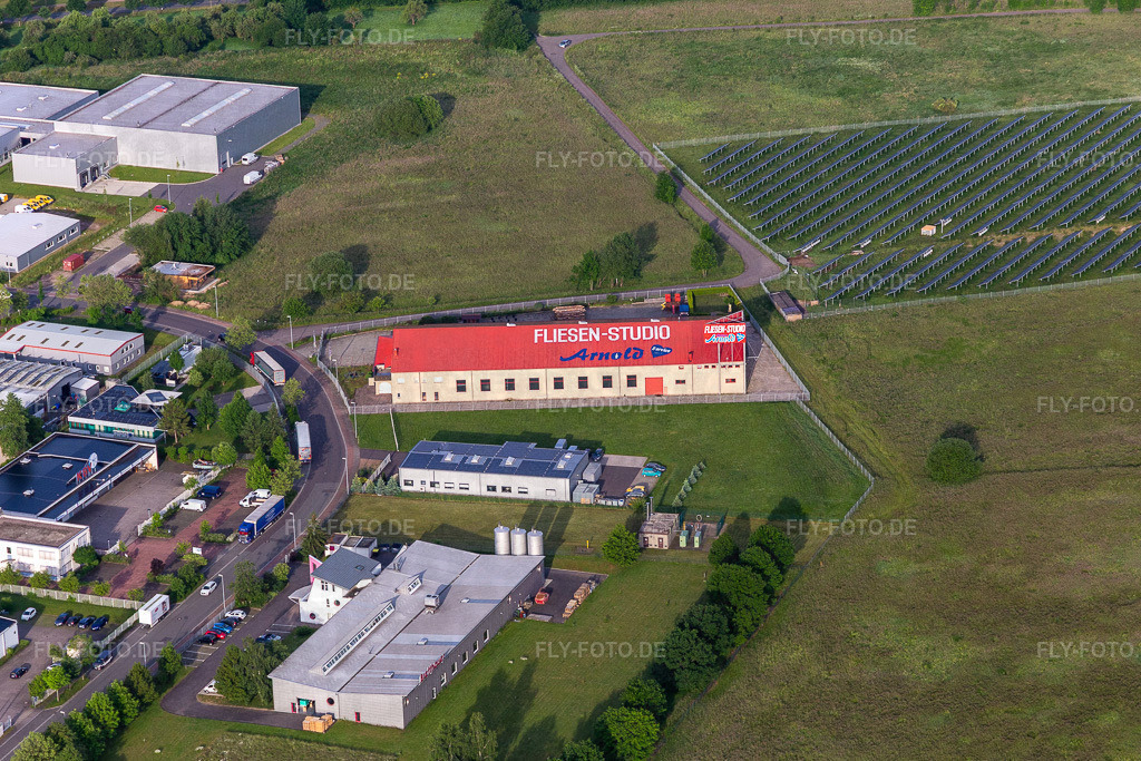 Gewerbegebiet und Firmenansiedlung mit Fliesenstudio Arnold in Waltershausen | Luftbild: Gewerbegebiet und Firmenansiedlung mit Fliesenstudio Arnold in Waltershausen im Ortsteil Hörselgau in Hörsel im Bundesland Thüringen in Deutschland. Foto: IMG_007621.jpg vom 15.06.2021 durch Werner Riehm/FLY-FOTO.de - Realisiert mit Pictrs.com