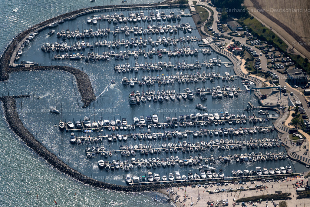 4038037 | GRöMITZ 07.08.2020 Yachthafen mit Sportboot- Anlegestellen und Bootsliegeplätzen am Uferbereich der Ostsee in Grömitz im Bundesland Schleswig-Holstein, Deutschland. // Pleasure boat marina with docks and moorings on the shore area the Baltic Sea in Groemitz in the state Schleswig-Holstein, Germany. Foto: Gerhard Launer