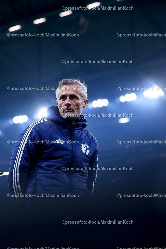 S0401022502171 | 01.02.2025, Fußball, FC Schalke 04 - 1. FC Magdeburg, 2.. Fußball Bundesliga, 20. Spieltag, Veltins-Arena Gelsenkirchen, Saison 2024 2025: Trainer Kees van Wonderen (S04 Cheftrainer)DFB regulations prohibit any use of photographs as image sequences and or quasi-video.