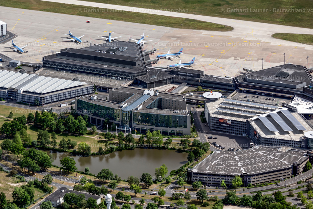 4030869 | LANGENHAGEN 02.06.2020 Start- und Landebahnen auf dem Gelände des Flughafen Hannover Langenhagen im Norden von Hannover in Niedersachsen. // Runway on the grounds of the airport Hannover Langenhagen in the state Lower Saxony. Foto: Gerhard Launer