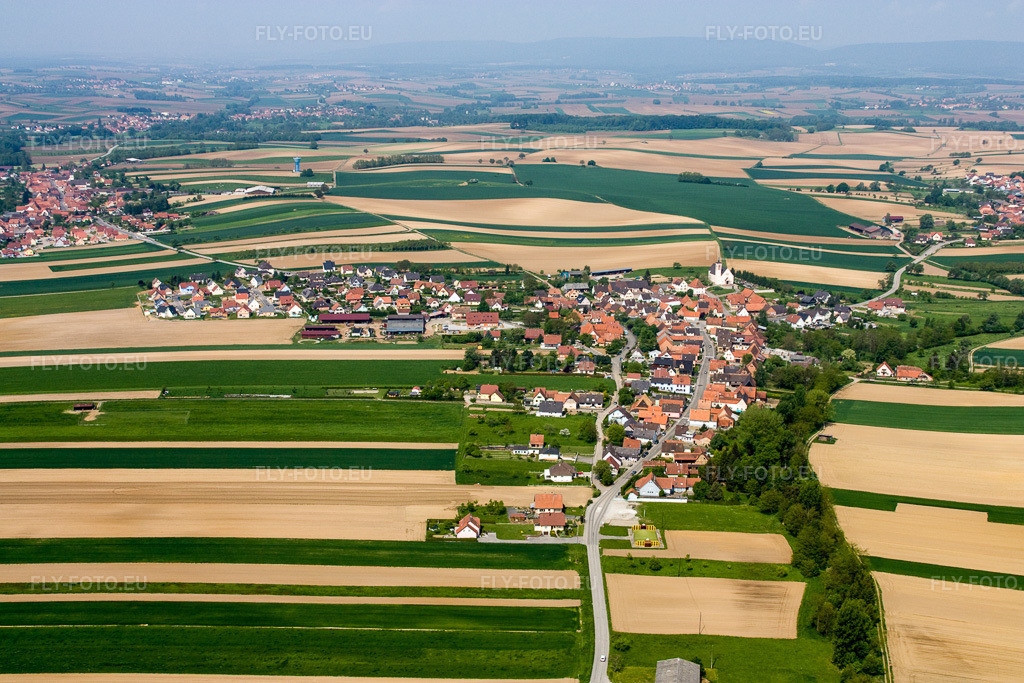 Vue aérienne: Vue de la ville à Hatten dans le département Bas Rhin, France.Photo: IMG_18103.jpg prise le 03/05/2009 par Werner Riehm/FLY-FOTO.euRésolution de l'original: 4272 x 2848 px