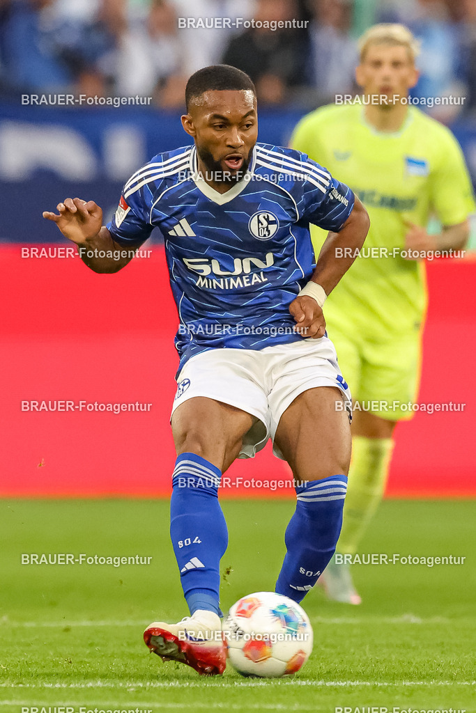 1_S04BER_20250801_0922.JPG -  - FC Schalke 04 - Hertha BSC Berlin - 2. Bundesliga | Gelsenkirchen, Deutschland, 01.08.25: Moussa Sylla (FC Schalke 04) in Aktion, am Ball, Einzelaktion waehrend des Spiels der 2. Bundesliga zwischen FC Schalke 04 - Hertha BSC Berlin in der Veltins-Arena am 01. August 2025 in Gelsenkirchen, Deutschland. (Foto von Stefan Brauer/Brauer-Fotoagentur)DFB/DFL REGULATIONS PROHIBIT ANY USE OF PHOTOGRAPHS AS IMAGE SEQUENCES AND/OR QUASI-VIDEO.