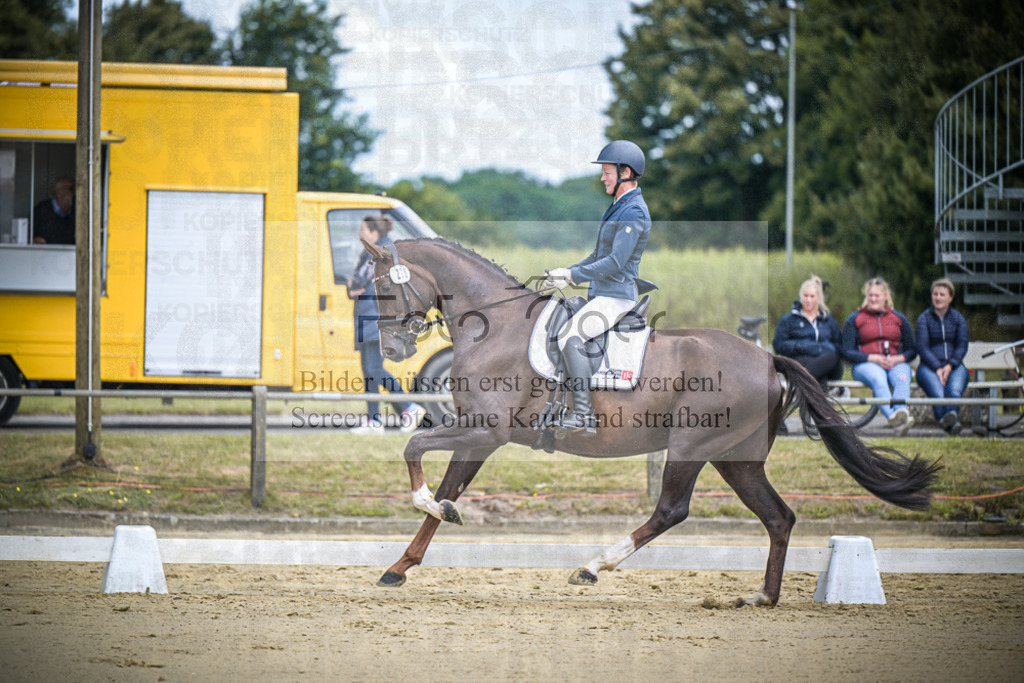 DOS_8226 | Entdecke hochwertige Reitturnierfotos von Foto Oger. Professionell, emotional und authentisch – jetzt Lieblingsmomente im Shop bestellen.Deutschlandweite Turnierfotografie. - Realisiert mit Pictrs.com