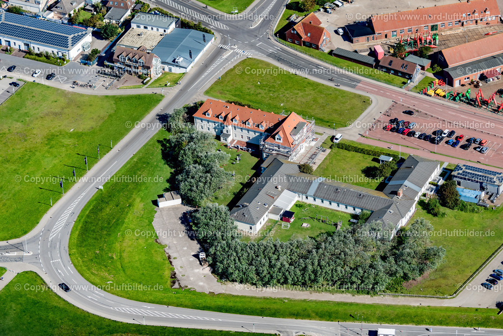 Norderney_Gorch_Fock_Strasse_Am_Hafen_ELS_5949050923 | NORDERNEY 05.09.2023 Wohn- und Geschäftshaus im " Grorch-Fock-Weg " auf der Insel Norderney im Bundesland Niedersachsen, Deutschland. // Residential and commercial building in "Grorch-Fock-Weg" on the island of Norderney in the state of Lower Saxony, Germany. Foto: Martin Elsen