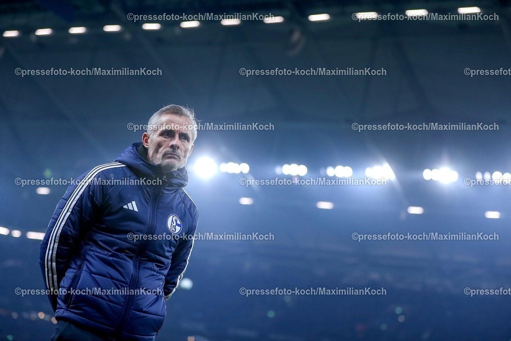 S0401022501009 | 01.02.2025, Fußball, FC Schalke 04 - 1. FC Magdeburg, 2.. Fußball Bundesliga, 20. Spieltag, Veltins-Arena Gelsenkirchen, Saison 2024 2025: Trainer Kees van Wonderen (S04 Cheftrainer)DFB regulations prohibit any use of photographs as image sequences and or quasi-video.