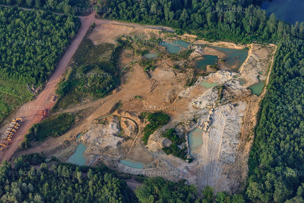 Vue aérienne: Argilières de la Forêt de Hagenau à Kesseldorf dans le département Bas Rhin, France – .Photo: IMG_30608.jpg prise le 09/07/2010 par Werner Riehm/FLY-FOTO.eu – Résolution de l'original: 4752 x 3168 px