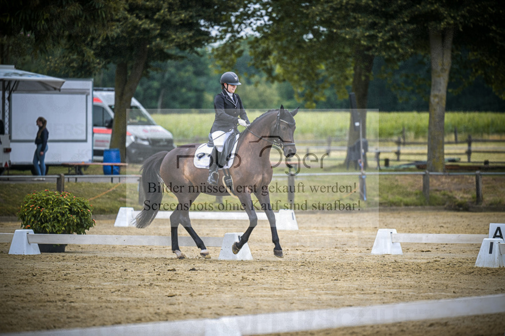 DOS_4137 | Entdecke hochwertige Reitturnierfotos von Foto Oger. Professionell, emotional und authentisch – jetzt Lieblingsmomente im Shop bestellen.Deutschlandweite Turnierfotografie. - Realisiert mit Pictrs.com