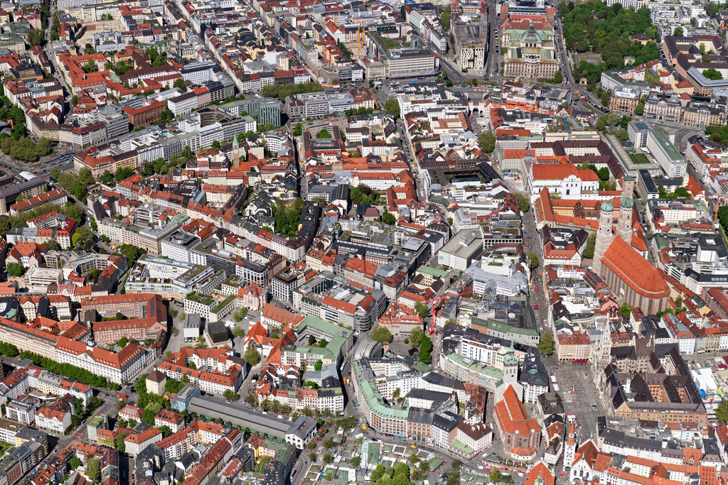 dr__0062987.jpg | MüNCHEN 29.04.2025 Platz- Ensemble Marienplatz am Rathaus mit der Frauenkirche im Innenstadt- Zentrum in München im Bundesland Bayern, Deutschland. Weiterführende Informationen bei: Landeshauptstadt München. // Square ensemble Marienplatz at the town hall with the Frauenkirche in the inner city center in Munich in the federal state of Bavaria, Germany. Further information at: Landeshauptstadt Muenchen. Foto: Daniel Reiter