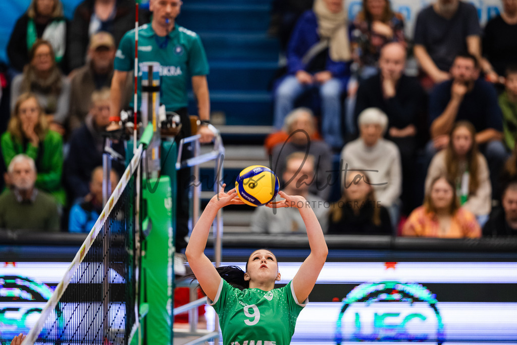 Volleyball, 1. Bundesliga Frauen, Hauptrunde, 8. Spieltag, Saison 2025/2026: USC Münster - Dresdner SC | 1. Bundesliga Frauen, Hauptrunde, 8. Spieltag, Saison 2025/2026, USC Münster empfängt Dresdner SC in der Sporthalle Berg Fidel in Münster. Foto: sportfotografie.ms | Markus Paletta - Realisiert mit Pictrs.com