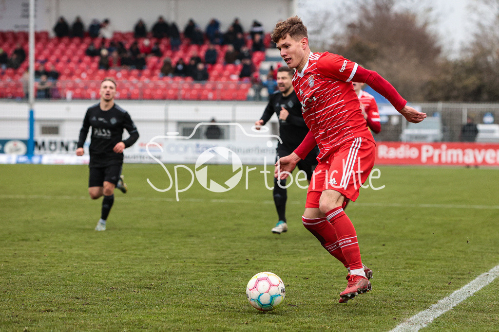 SV Vikoria Aschaffenburg - FC Bayern Amateure | Jahn HERRMANN (FCB #11) am Ball