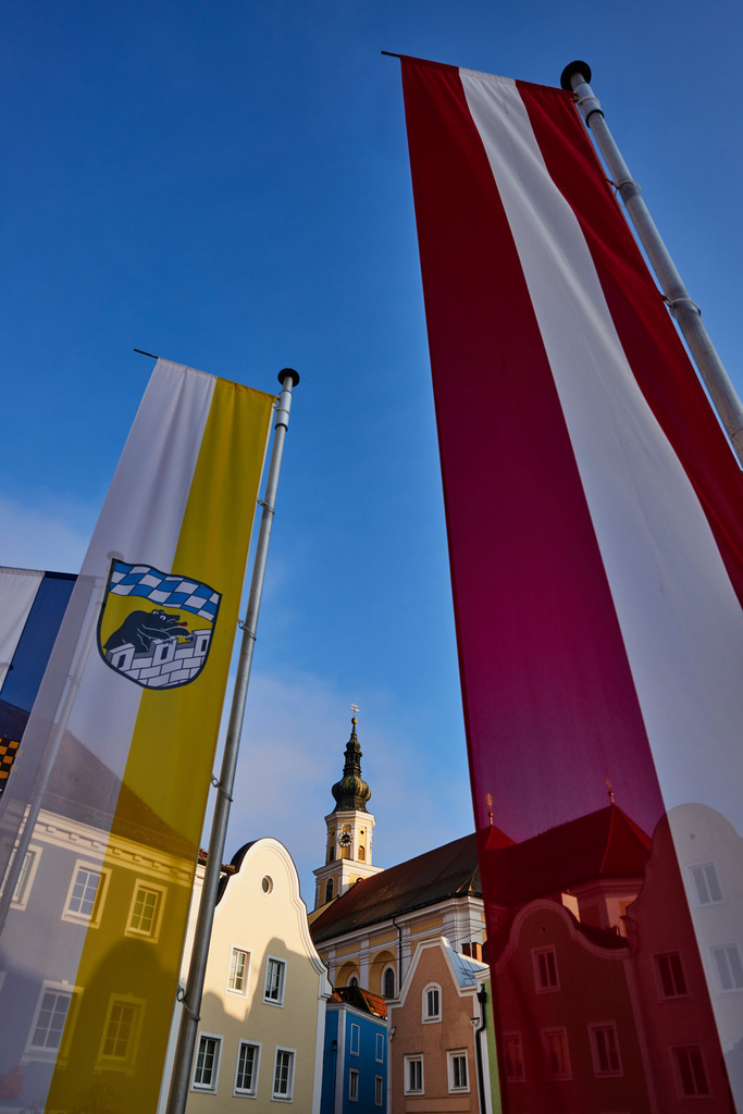 Stadtpfarrkirche St. Georg mit Fahnen | Schaerding, Austria - September 24, 2016: Stadtpfarrkirche St. Georg mit Fahnen. - Realisiert mit Pictrs.com