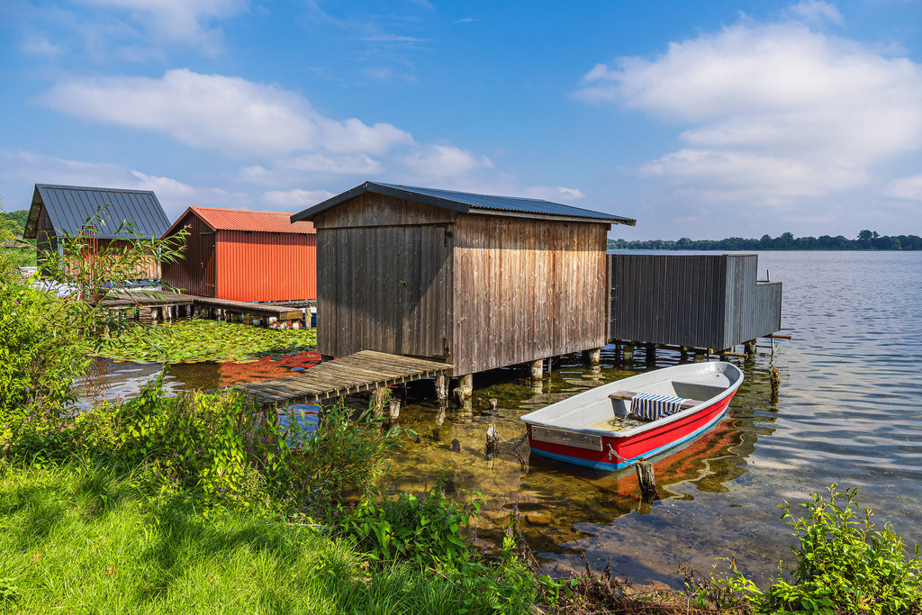 Blick auf Bootshäuser und Boot in der Stadt Zarrentin am Schaalsee | Blick auf Bootshäuser und Boot in der Stadt Zarrentin am Schaalsee.