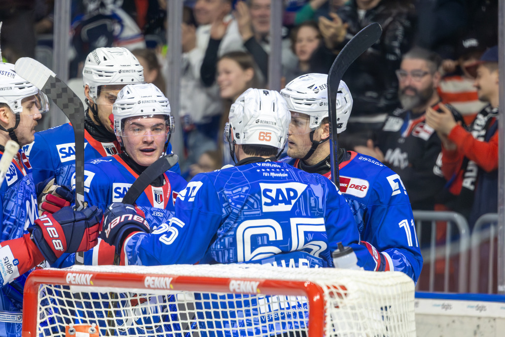 DEL, Deutsche Eishockey Liga Saison 2025/26, 47. Spieltag: Adler Mannheim gegen Straubing Tigers | DEL, Deutsche Eishockey Liga Saison 2025/26, 47. Spieltag: Adler Mannheim gegen Straubing Tigers***Jubel bei den Adlern nach dem Tor von Justin Schütz - Realisiert mit Pictrs.com