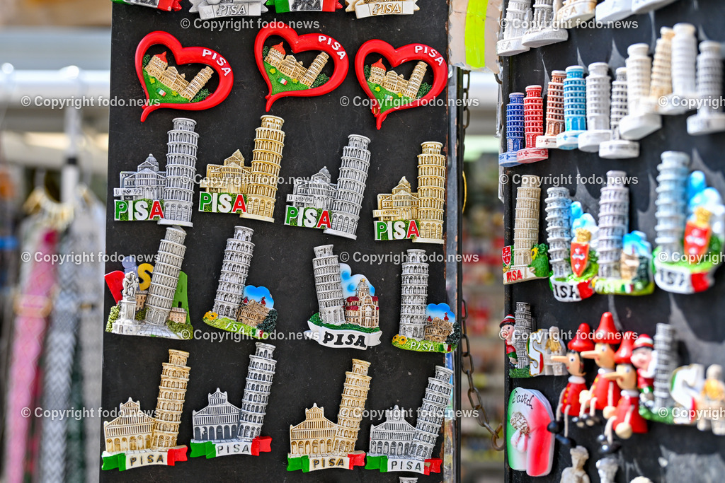 Italien_ Toscana_ Pisa_ 28.05.2024-45 | 28.05.2024, Italien, ITA, Toskana, Pisa im Bild Stadtansichten, Gebäude, Architektur, Touristen, Historisch, Souvenier, Turm, Dom, Piazza, schief


Pisa ist eine Stadt in Italien, gelegen in der Toskana am Arno. Wahrzeichen ist der als Schiefer Turm von Pisa bekannte Campanile des Doms auf der Piazza dei Miracoli im Norden des Stadtzentrums. 
Quelle: Wikipedia
