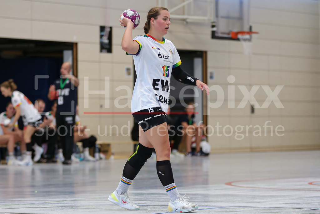 Handball, Testspiel Frauen, VfL Oldenburg - SV Werder Bremen | v.li.: Merle Carstensen (VfL Oldenburg, 15) am Ball, Spielszene, Aktion, Action