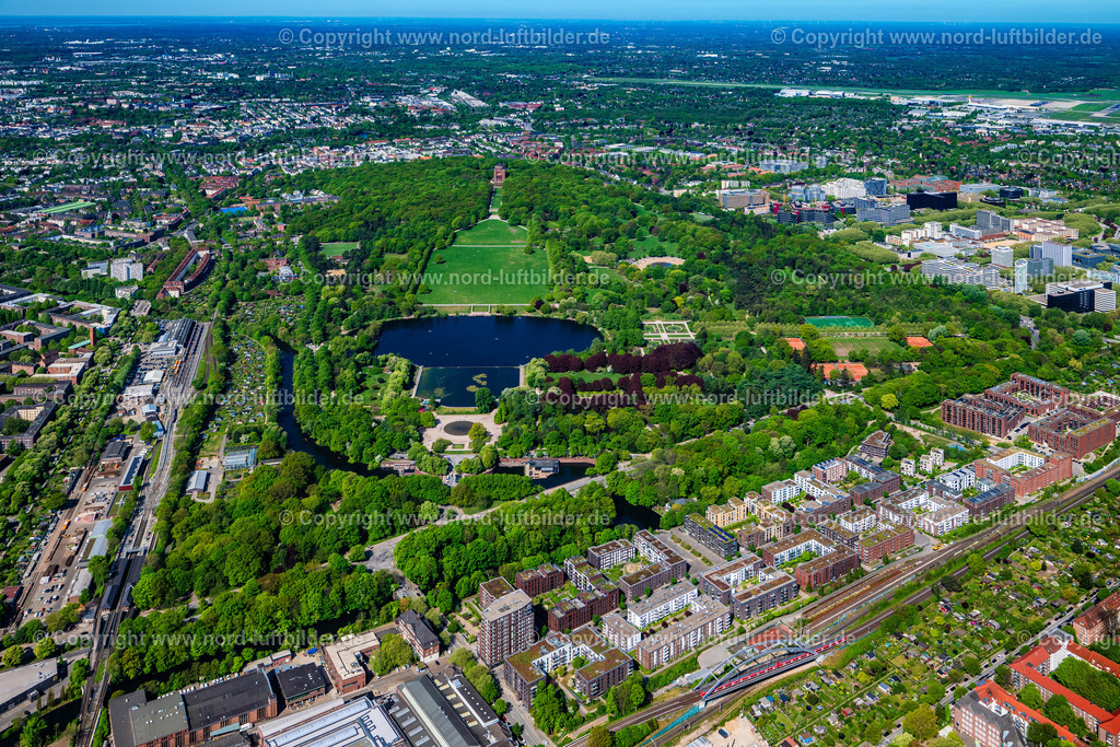 Hamburg_Stadtpark_ELS_3255010525 | HAMBURG 01.05.2025 Parkanlage am Stadtparksee mit der Jahnkampfbahn und dem Planetarium Hamburg in Hamburg, Deutschland. Weiterführende Informationen bei: Planetarium Hamburg,  hamburg.de GmbH & Co. KG. // Park at the Stadtparksee with the Jahnkampfbahn and the planetarium Hamburg in Hamburg, Germany. Further information at: Planetarium Hamburg,  hamburg.de GmbH & Co. KG. Foto: Martin Elsen