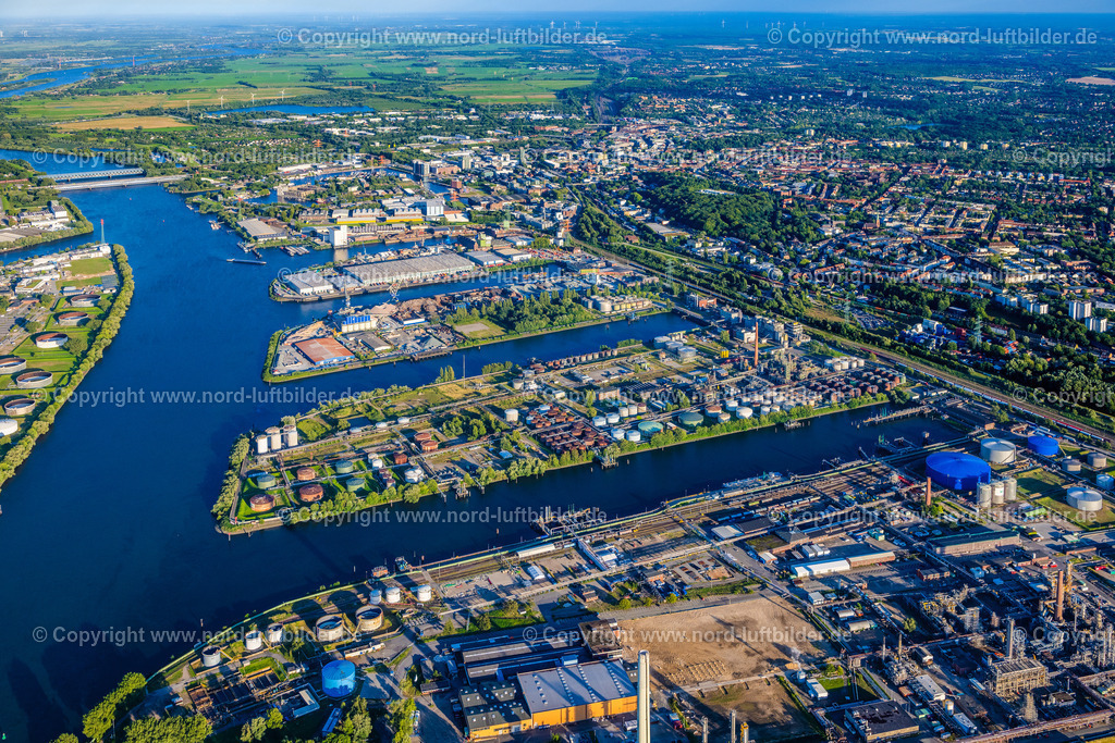 Hamburg_Harburg_Seehafen_ELS_2946090823 | HAMBURG 05.08.2023 Kaianlagen und Schiffs- Anlegestellen an den Hafenbecken von Seehafen 1 bis 4 an der Süderelbe im Ortsteil Harburg in Hamburg, Deutschland. // Quays and boat moorings at the port of the inland port Seehafen 1 to 4 on the southern Elbe in the district Harburg in Hamburg, Germany. Foto: Martin Elsen
