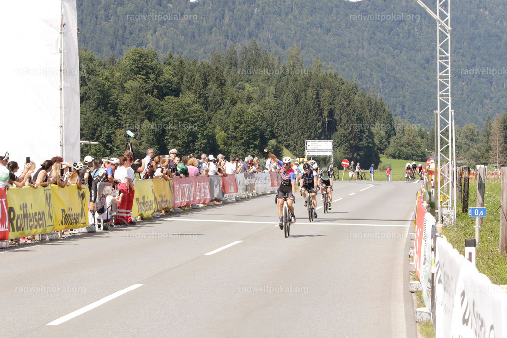 1054_20230817_Bewerb_Maenner_Muehlanger | AUT - OESTERREICH, 2023-08-16: SPORT RENNRAD-FAHREN - 55. INTERNATIONALER RADWELTPOKAL IN ST. JOHANN IN TIROL  - Vintage-Radrennen mit WM-Bronze-Medaillen-Siegerin Christina Schweinberger, den Teilnehmer und Alexander Baumann (vom Orginastions-Team) - TAG 2 BEWERB MAENNER IN SECHS GRUPPEN  ; Foto: Roland Muehlanger