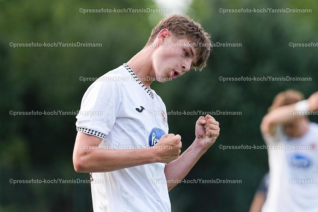 xYDR04072501013 | 04.07.2025, xydrx, Fußball, FC Viktoria Köln - SC Wiedenbrück, Testspiel, Trainingsplatz Pohlstadtsweg: Torjubel nach dem Tor zum 1:1 für Viktoria Köln durch Torschütze Raphael Ott (Viktoria Köln #14)