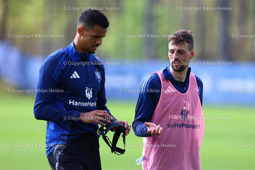NH_HamburgerSV_Training_16042025 | #23 Jonas Meffert zeigt #9Robert Glatzel (beide Hamburger SV) seine Maske.Fußball I Herren I Training I Saison 2024-2025 I Hamburger SV I 16.04.2025 I Trainingsplätze Volksparkstadion