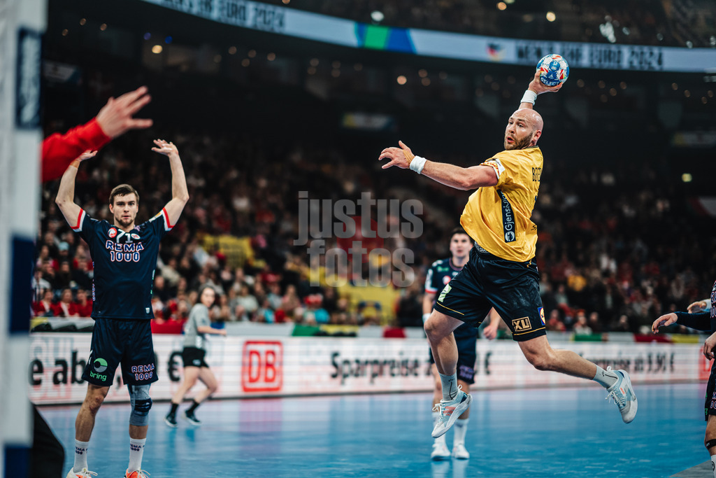 Handball | Herren | EHF EURO 2024 | European Championshop Men 2024 Final Tournament | Norwegen vs. Schweden | 23.01.2024 | Oscar Bergendahl (#32, Schweden, SWE) beim Wurf aufs Tor
