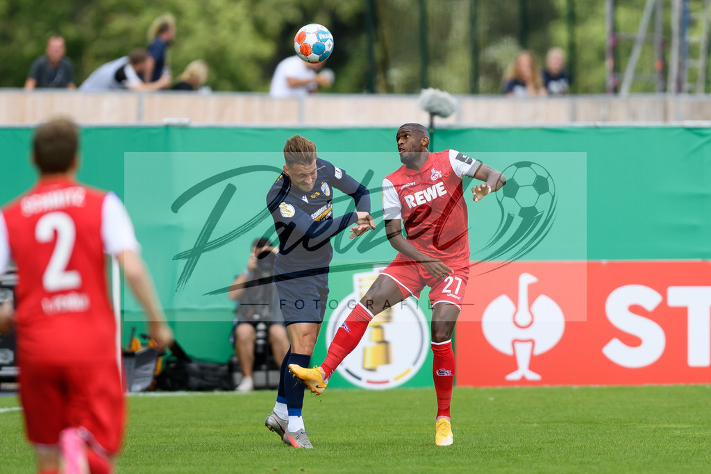 JENKOE20210808_022 | Fussball, Herren: Dennis Slamar (FC Carl Zeiss Jena) und Anthony Modeste (1. FC Koeln) im Zweikampf beim Spiel der 1. Runde im DFB-Pokal zwischen FC Carl Zeiss Jena und 1. FC Koeln im Ernst-Abbe-Sportfeld am 08.08.2021 in Jena, Deutschland.DFB / DFL REGULATIONS PROHIBIT ANY USE OF PHOTOGRAPHS AS IMAGE SEQUENCES AND/OR QUASI-VIDEO. - Realisiert mit Pictrs.com