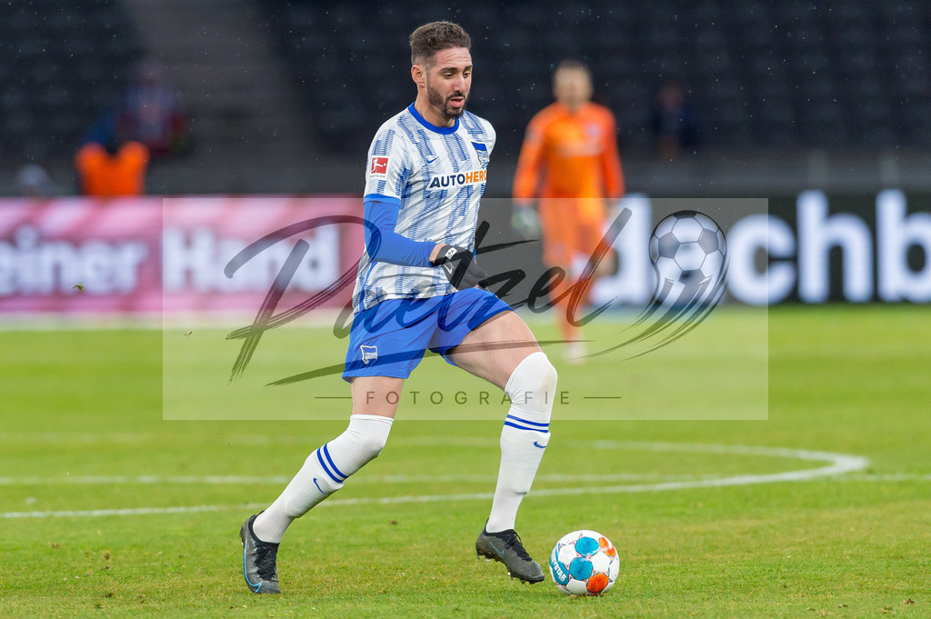 HERBOC20220204_243 | Fussball, Herren: Ishak Belfodil (Hertha BSC) in Aktion, am Ball, Einzelaktion bei dem Spiel der 1. Bundesliga zwischen Hertha BSC und VfL Bochum im Olypiastadion am 04.02.2022 in Berlin, Deutschland.DFB / DFL REGULATIONS PROHIBIT ANY USE OF PHOTOGRAPHS AS IMAGE SEQUENCES AND/OR QUASI-VIDEO. - Realisiert mit Pictrs.com