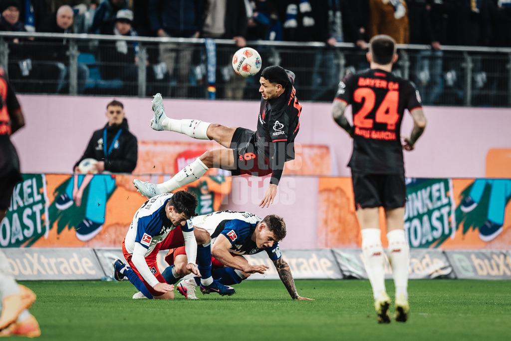Fußball | Männer | Saison 2025/2026 | 1. Fußball-Bundesliga | 17. Spieltag | Hamburger SV vs. Bayer 04 Leverkusen | 04.03.2026 | oben Ezequiel Fernandez (#6, Bayer 04 Leverkusen) unten v.l. Giorgi Gocholeishvili (#16, HSV) und Nicolai Remberg (#21, HSV)