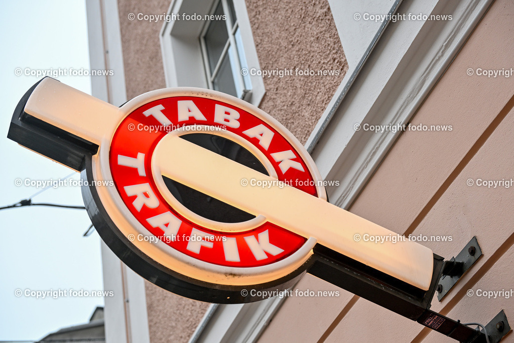 Trafik_ 18.01.2024-7 | 18.01.2024, Linz, AUT, Trafik, im Bild Trafik, Tabak, Tabaktrafik, Schild, Zeichen, Zigaretten, Verkauf, Lotto, Lottoschein, Fahne, Jackpot, Gewinnspiel, Zahlen, Symbol, Automat, Zigarettenautomat, Hinweisschilder, Verkaufsstelle, Geschaeft, Laden, Tabakindustrie, Tabakprodukte, Rauchen, Rauchwaren, Tabakwaren, Tabak, E-Zigarette
