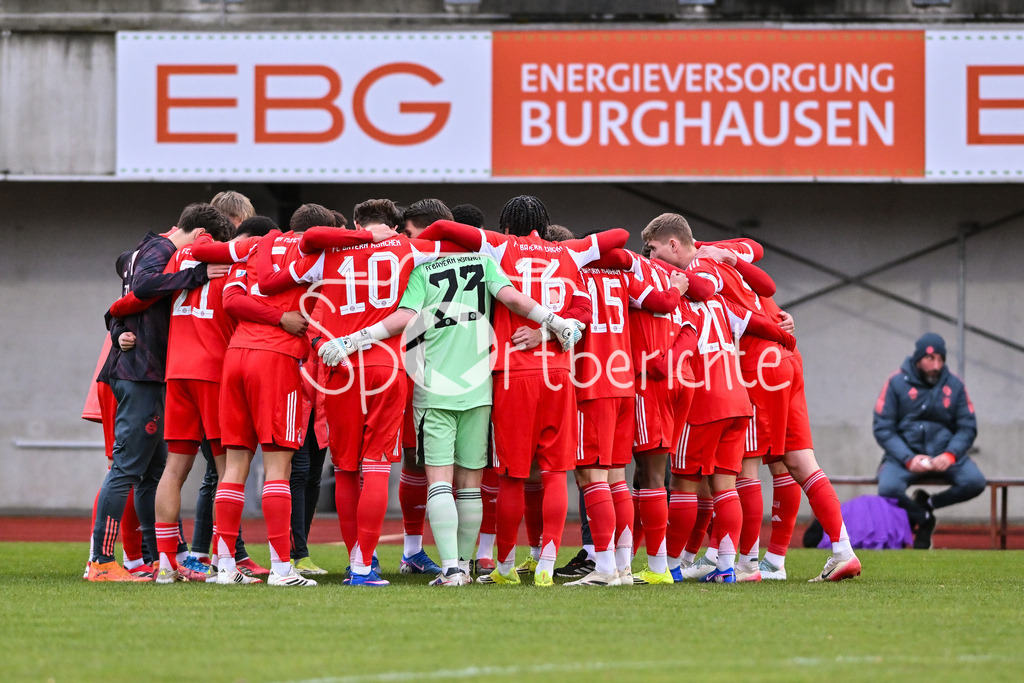 SV Wacker Burghausen - FC Bayern Amateure | BURGHAUSEN, GERMANY - 01. APRIL: das Team der Gäste motiviert sich nochmal vor dem Match zwischen dem SV Wacker Burghausen und den Amateuren des FC Bayern München am 26. Spieltag der Regionalliga Bayern im Flatbuy Stadion / Spielerkreis