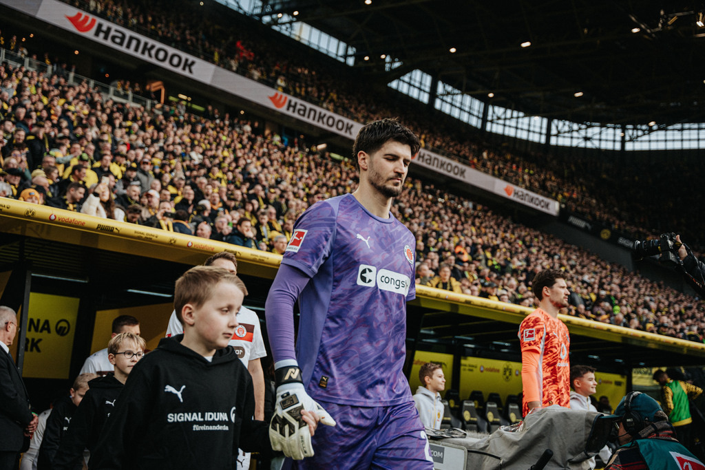 FCP09332 | Der offizielle Shop für FC St. Pauli Fotos. Wähle aus Spielszenen & Fanmomenten dein FCSP Wunschformat. Wir liefern Millerntor-Atmosphäre.