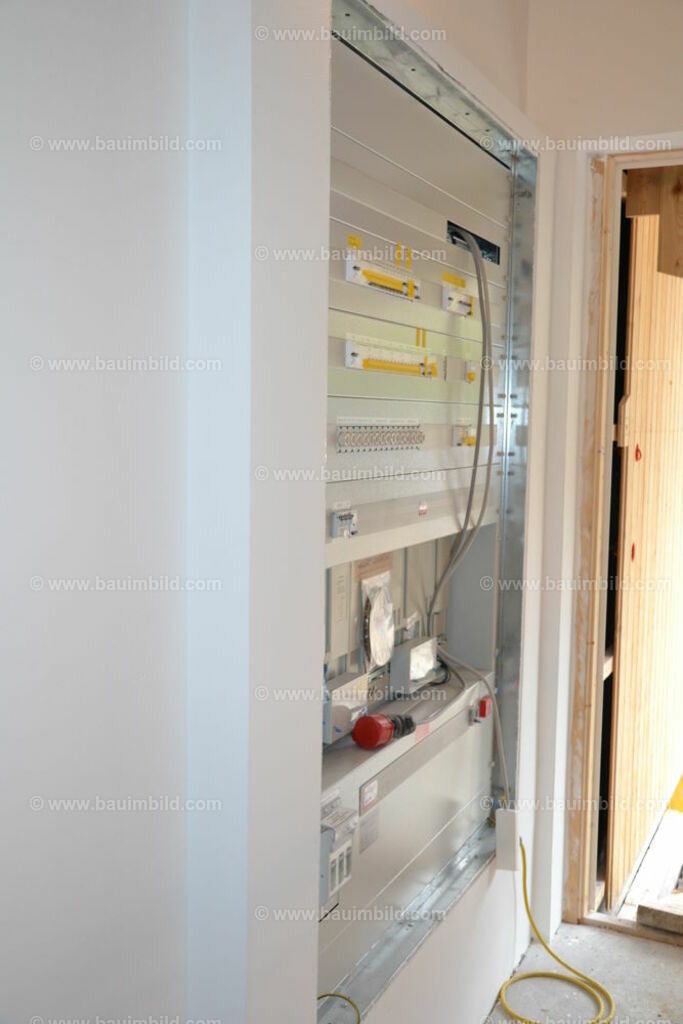 bib-lg17-elektroinstallation-0230 | Nach LV-Leistungsgruppen sortierte Detailfotos über den Bau eines Hauses. Alle Hausbau-Bilder direkt vom Urheber und Autor der Website Haus-Selber-Bauen.com